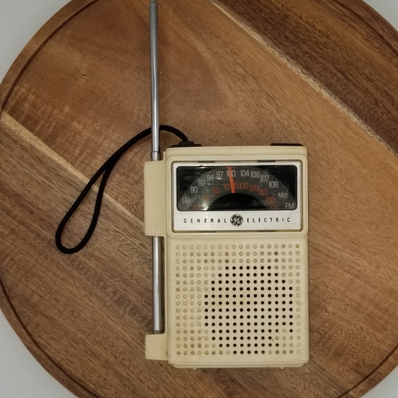 White GE Transistor radio, model 7-2517. - Picture 5 of 6